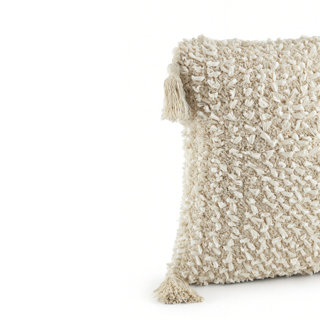 Almofada DINJA 45x45 com efeito frocos e pompons em franja cor Bege Natural