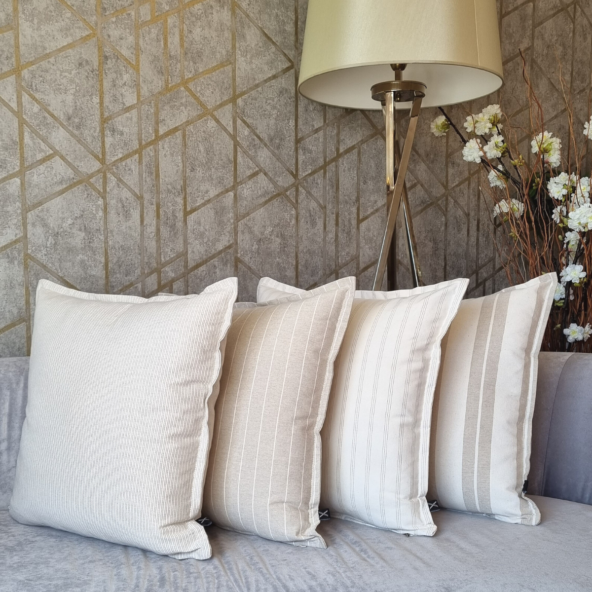 Almofada DINJA 50x50 Linho Cru com risca fina tripla Castanha e rebordo