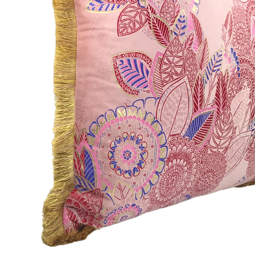 Almofada FJURI 45x45 Rosa com Folhas Douradas e Azuis e franja Dourada