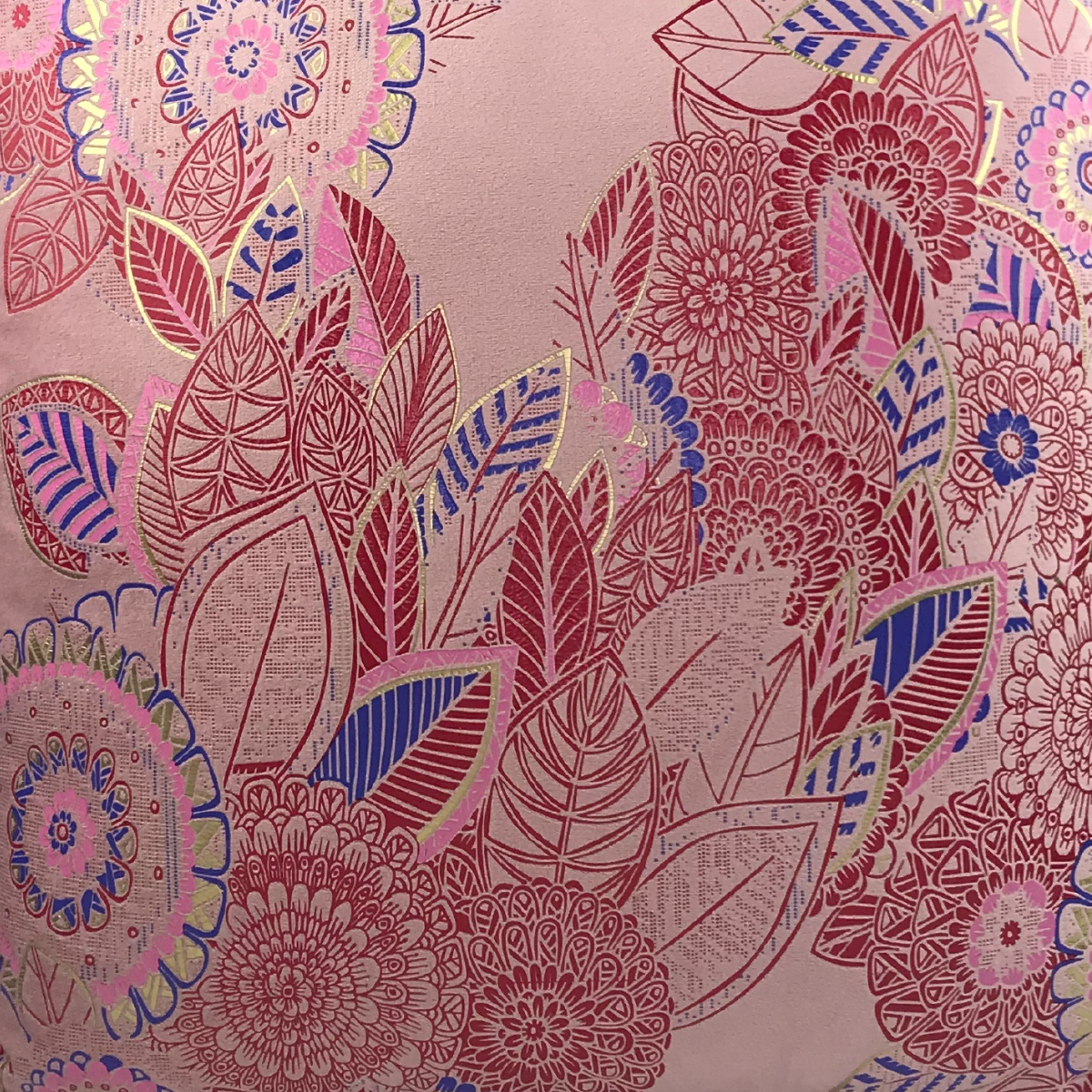 Almofada FJURI 45x45 Rosa com Folhas Douradas e Azuis e franja Dourada