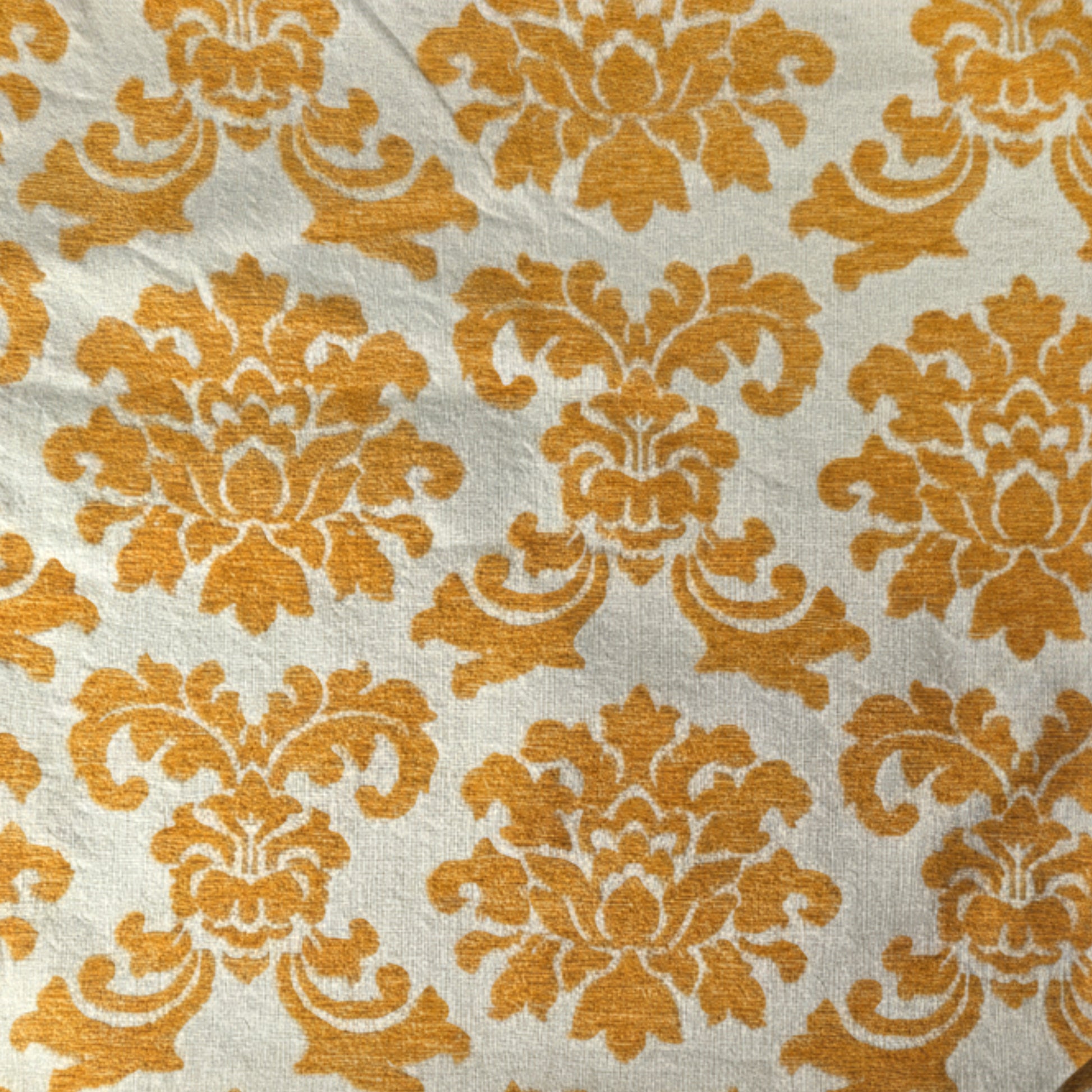 Almofada FJURI 60x60 Algodão com Flor de Lis em Amarelo mostarda