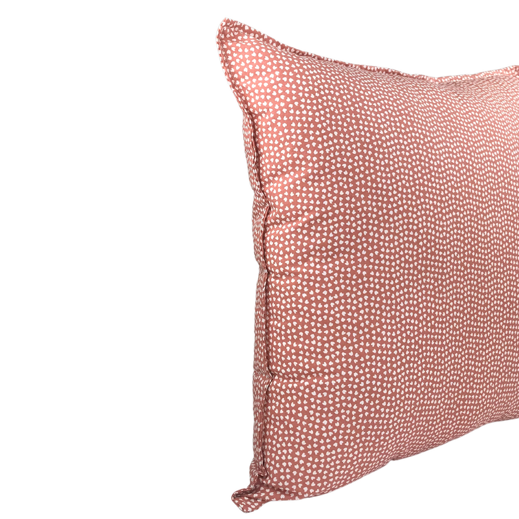 Almofada FJURI 45x45 Rosa com padrão de folhas pequenas