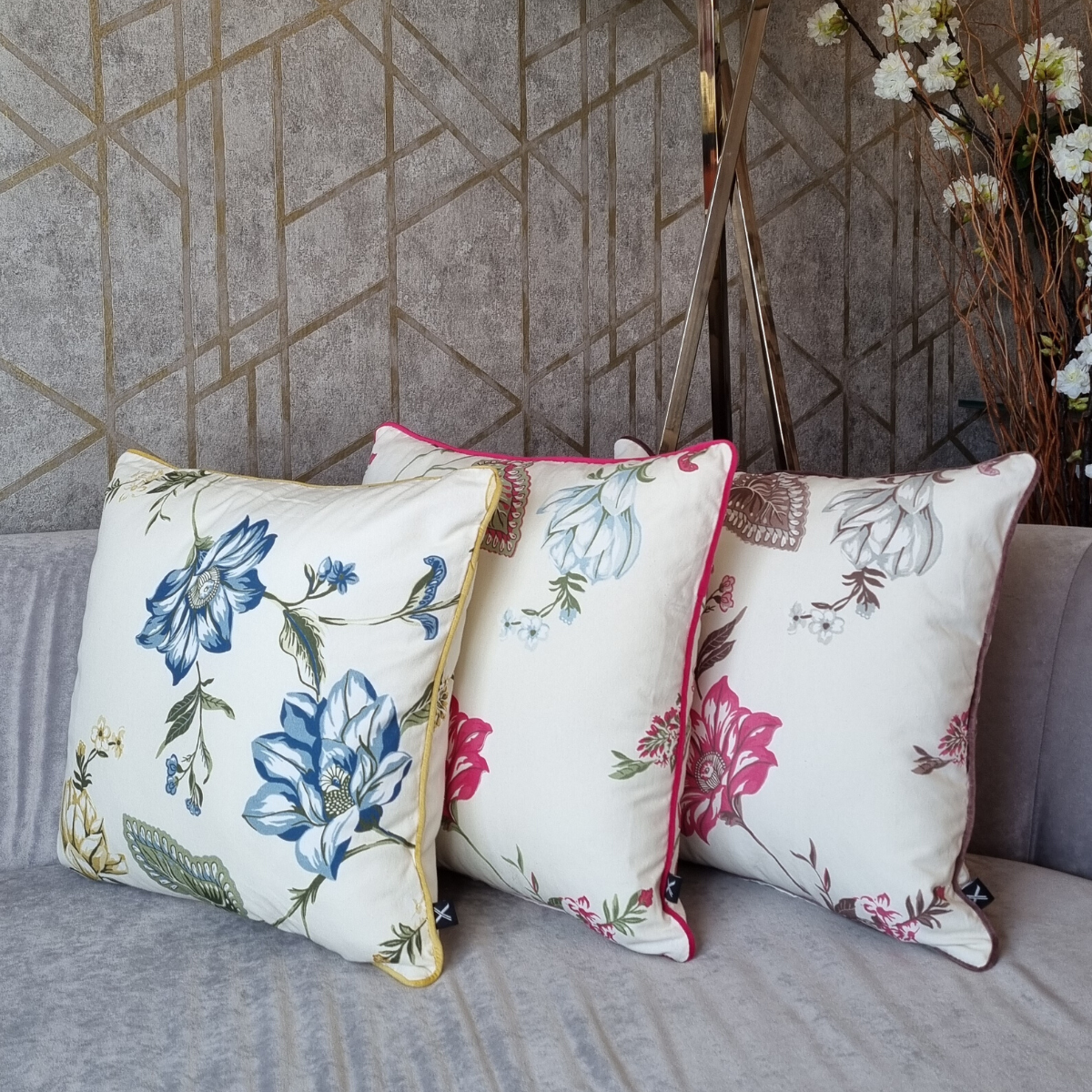 Almofada FJURI 45x45 Flores Rosa com vivo Roxo