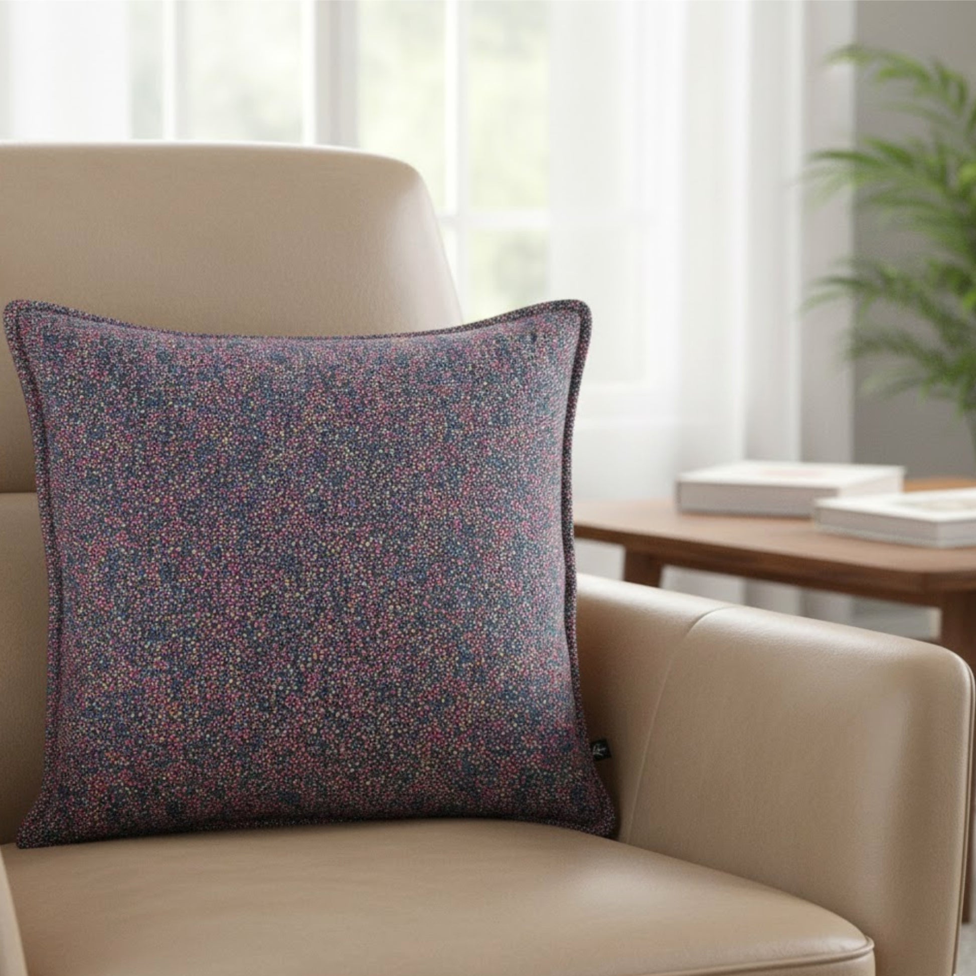 Almofada KULURI 50x50 em tons de Roxo com padrão colorido e paleta