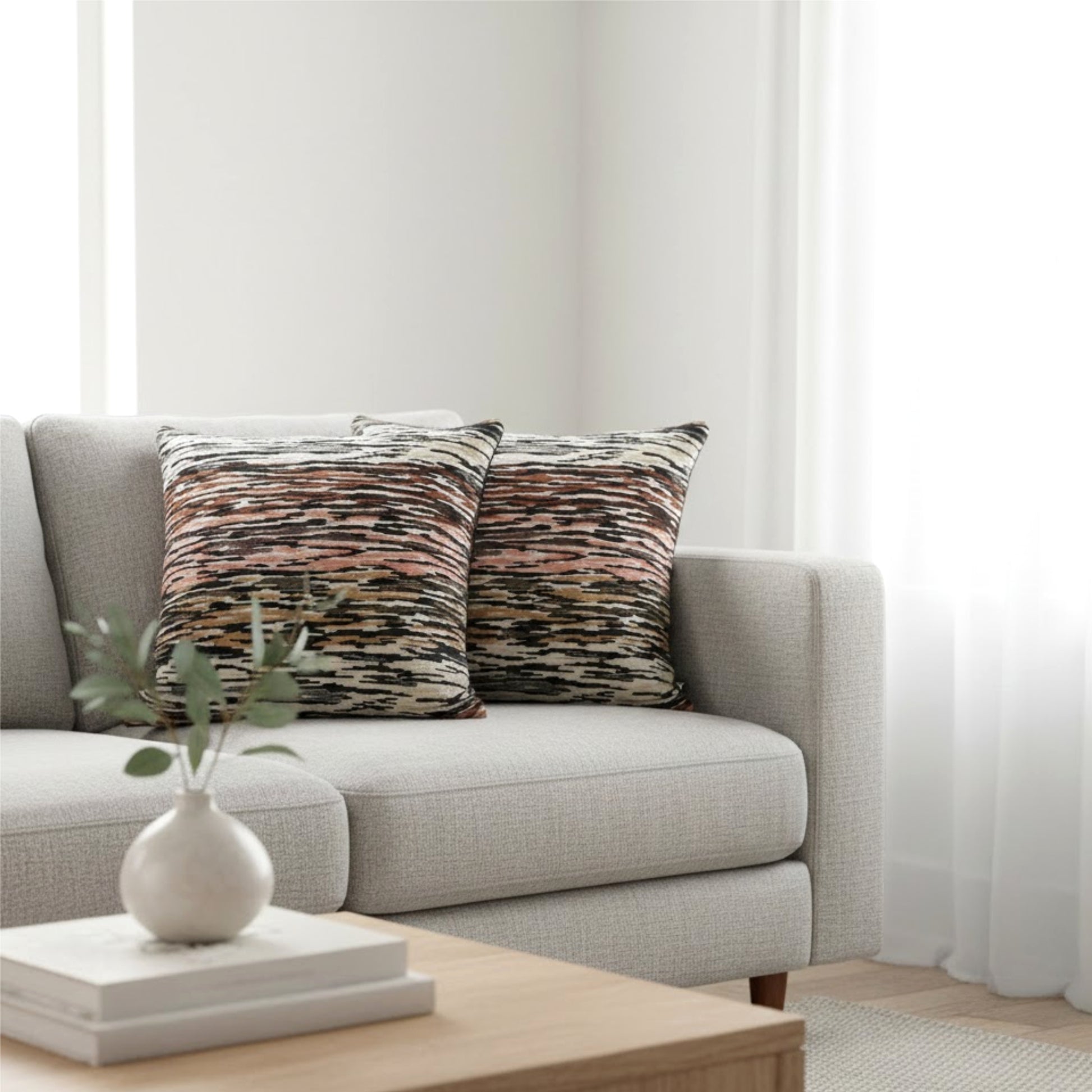 Almofada NOKKLI 50x50 com Padrão horizontal em Preto, Castanho e Rosa