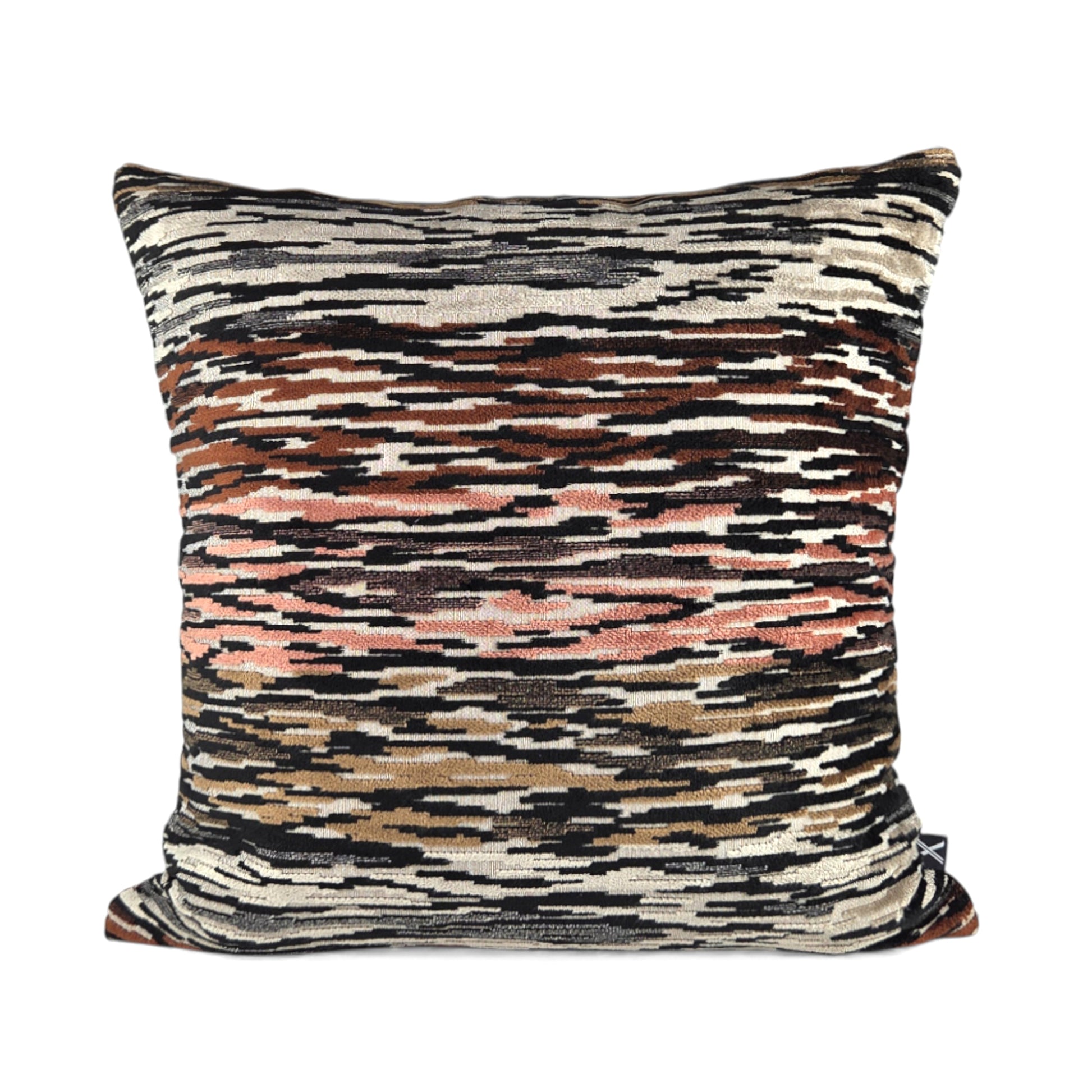 Almofada NOKKLI 50x50 com Padrão horizontal em Preto, Castanho e Rosa