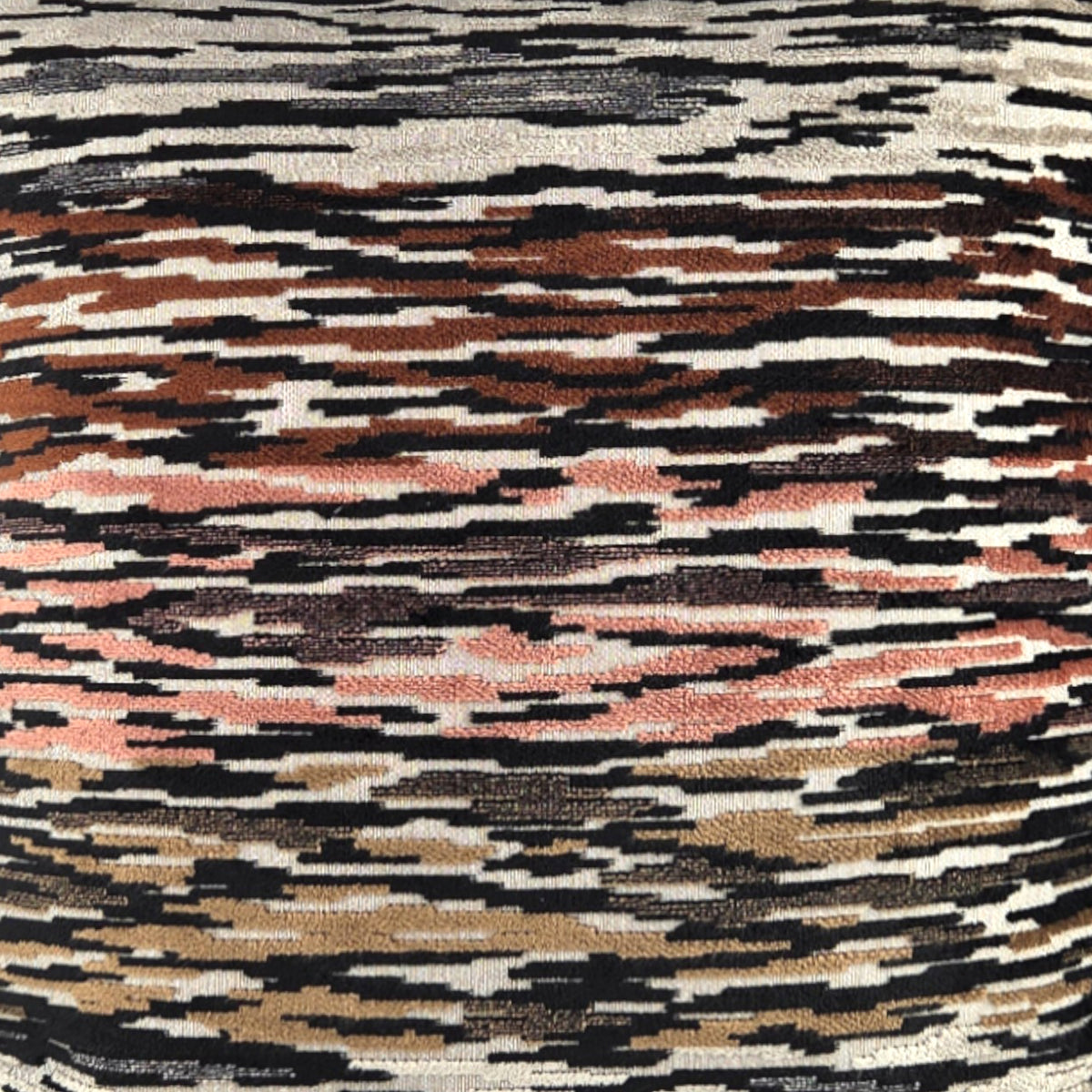 Almofada NOKKLI 50x50 com Padrão horizontal em Preto, Castanho e Rosa
