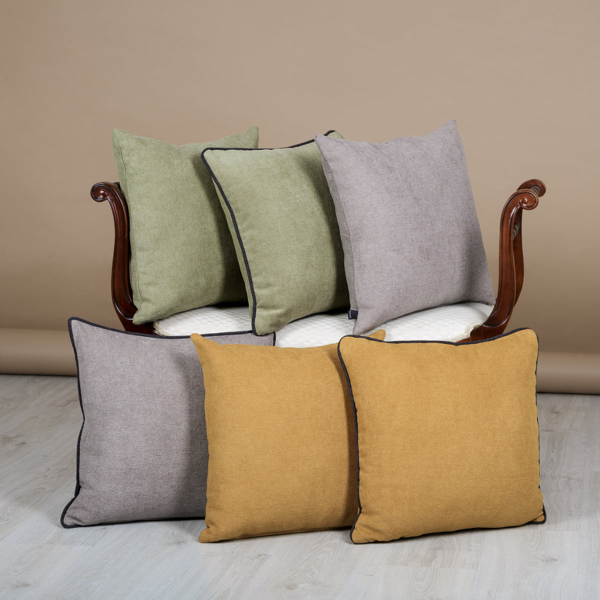 Almofada BELLUS 45x45 Veludo Bege Toupeira com Vivo Preto