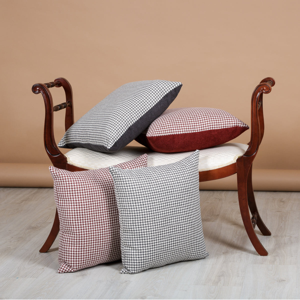 Almofada MUDELL 45x45 Bordeaux Pied Poule com Verso Veludo